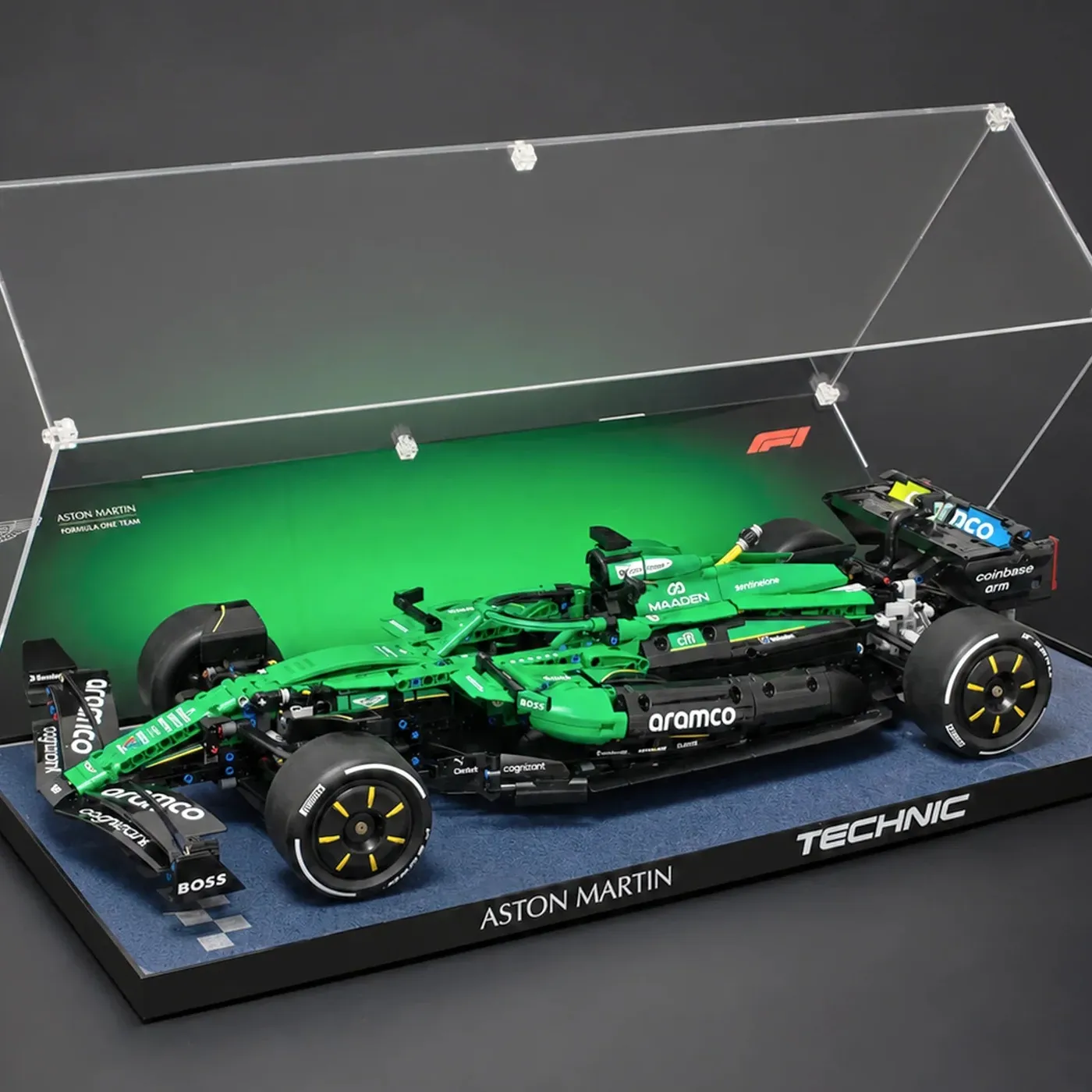 Vitrine für LEGO Technic™ Aston Martin Aramco AMR25 F1® Car 42240 — 6