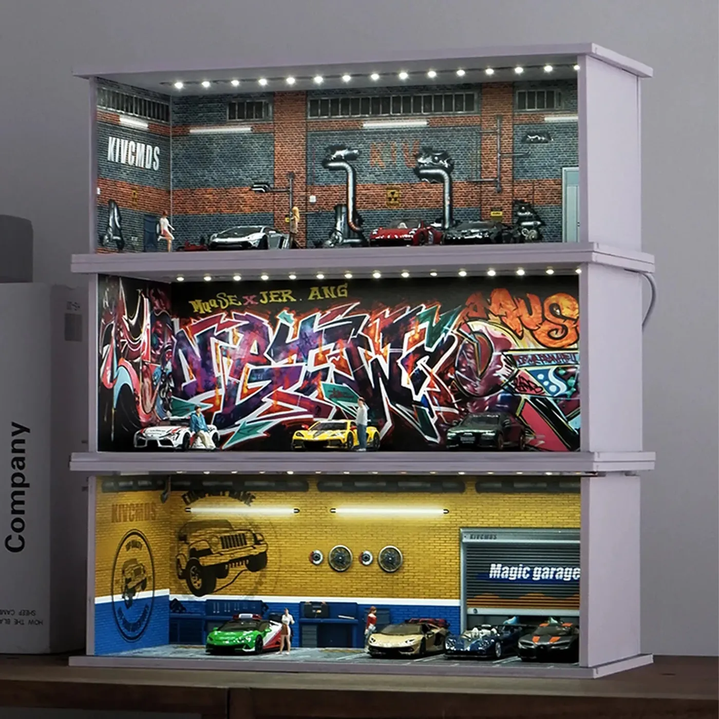 Exklusiv stapelbar monter med garagediorama för samlingar av pressgjutna minibilar i skala 1:64 — 2