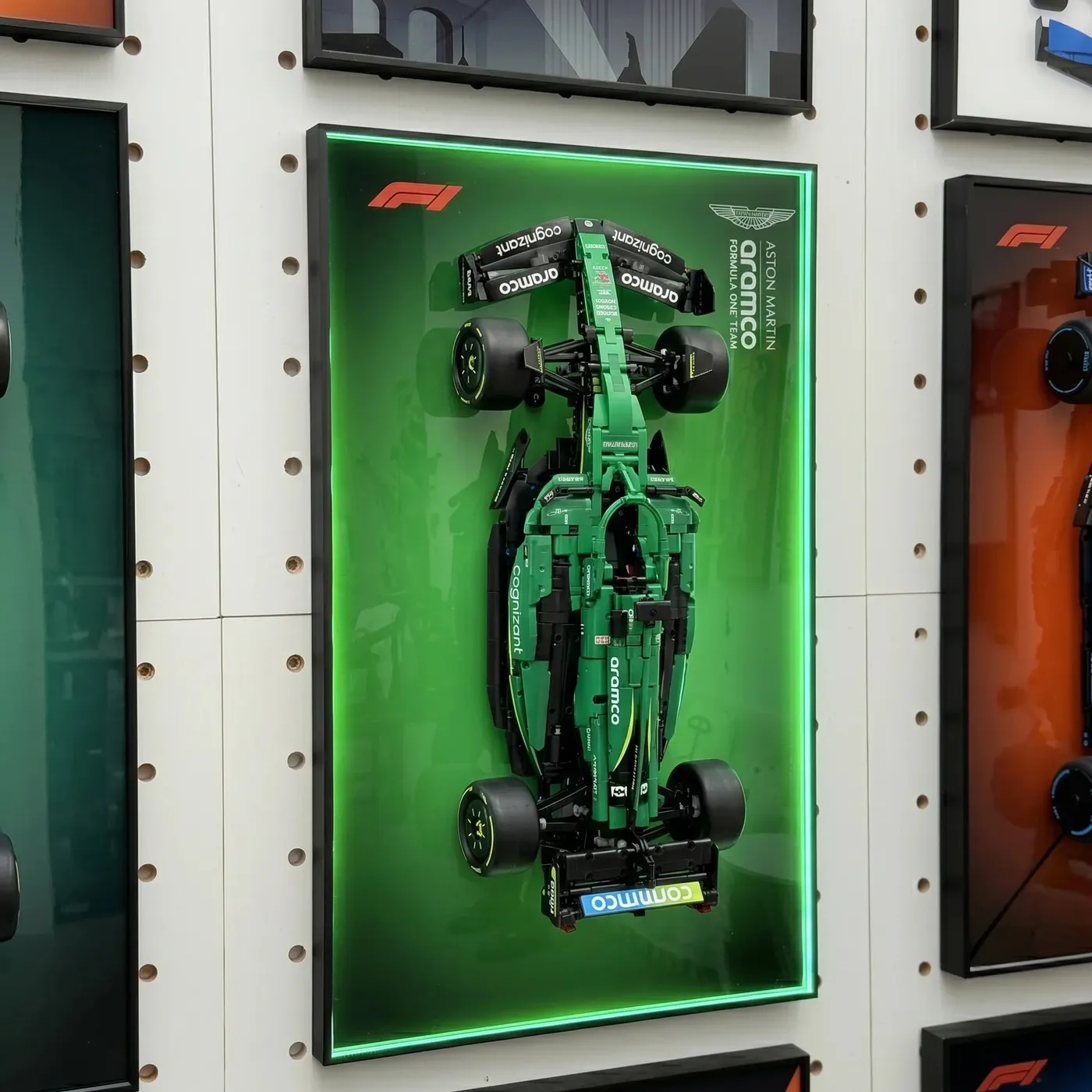 Sieninis eksponavimo rėmas LEGO Technic™ Aston Martin Aramco AMR25 F1® Car 42240 — 4