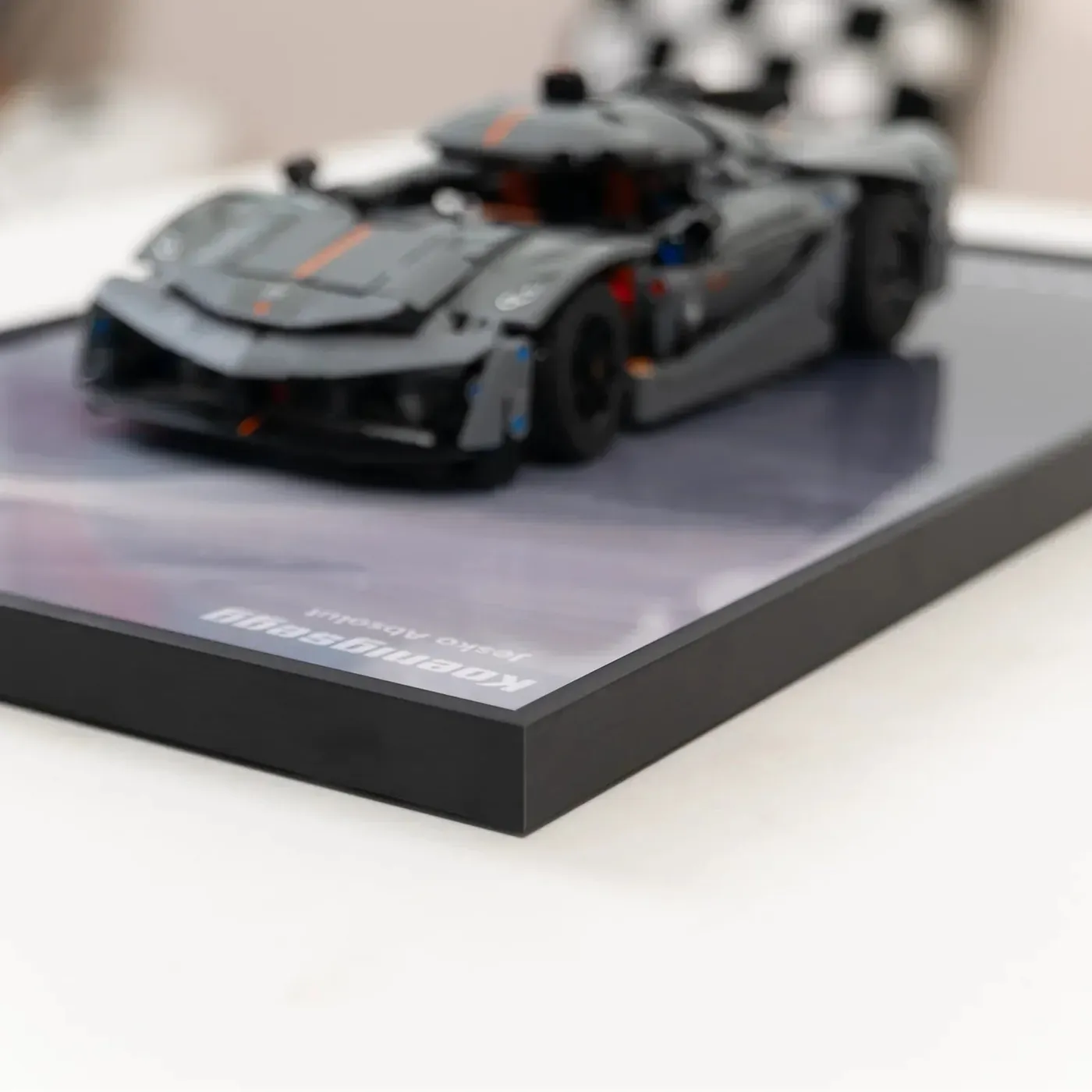 Sieninis eksponavimo rėmas, skirtas LEGO Technic Koenigsegg Jesko Absolut 42173 — 2