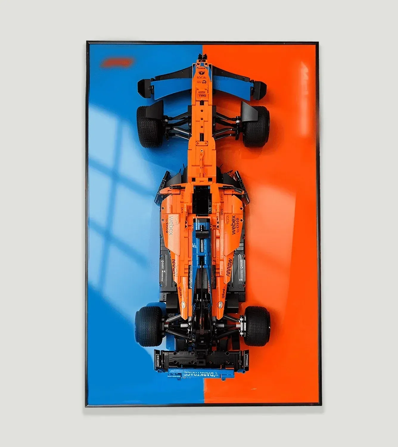 Sieninis eksponavimo rėmas, skirtas LEGO 42141 Technic™ McLaren Formula 1™ Race Car