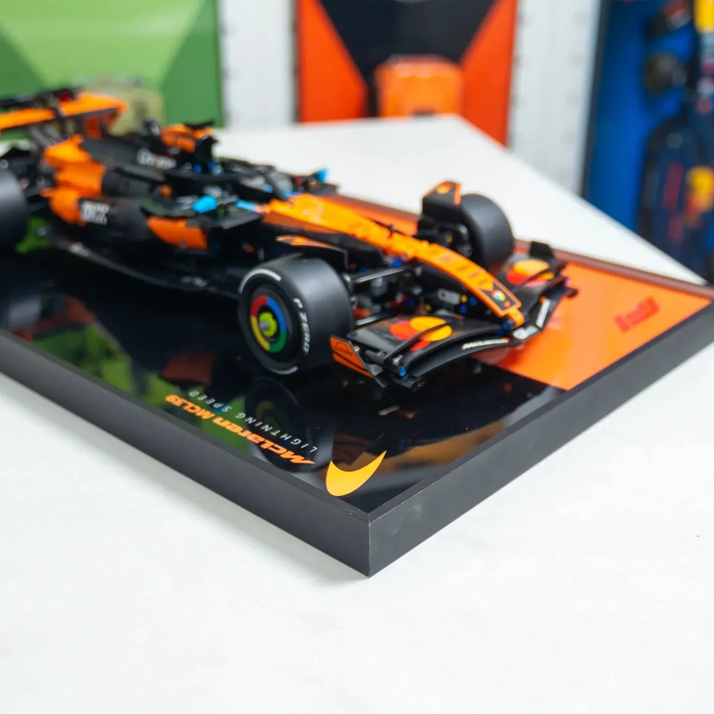 Premium sieninis eksponavimo rėmas, skirtas LEGO Technic McLaren MCL39 F1 Car (42228) — 9