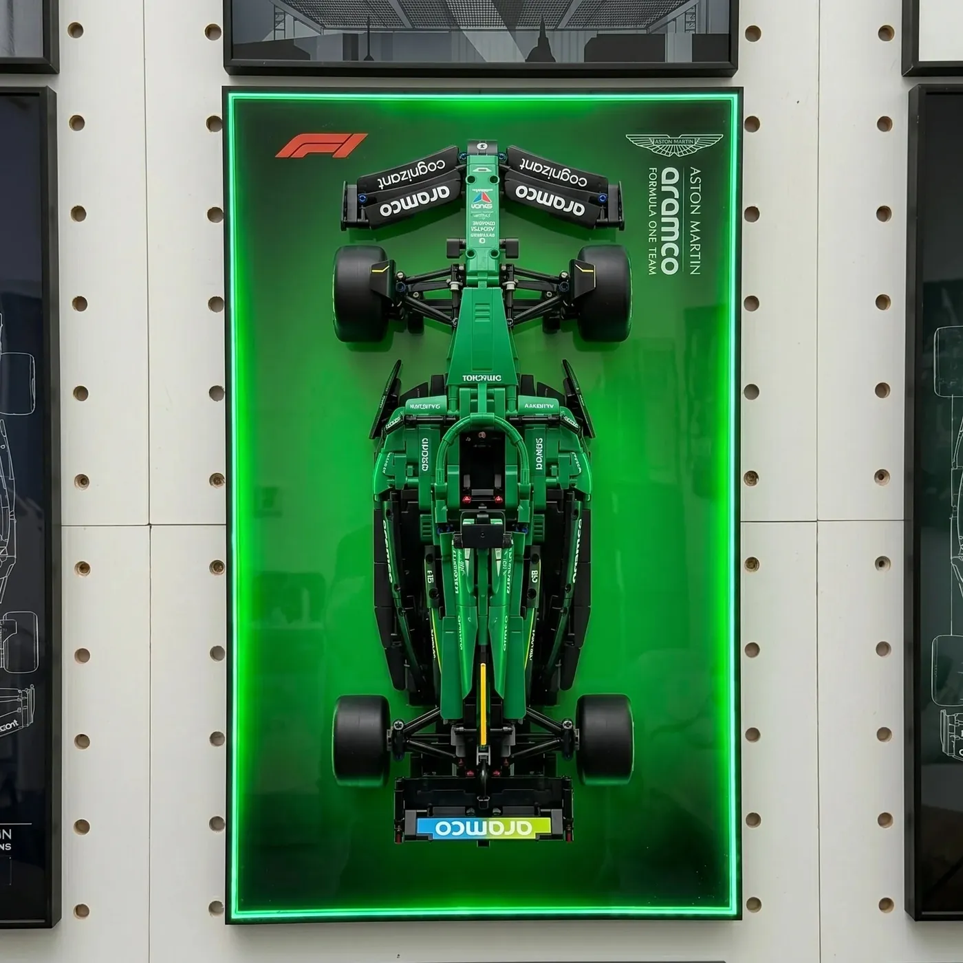 Sieninis eksponavimo rėmas LEGO Technic™ Aston Martin Aramco AMR25 F1® Car 42240 — 3