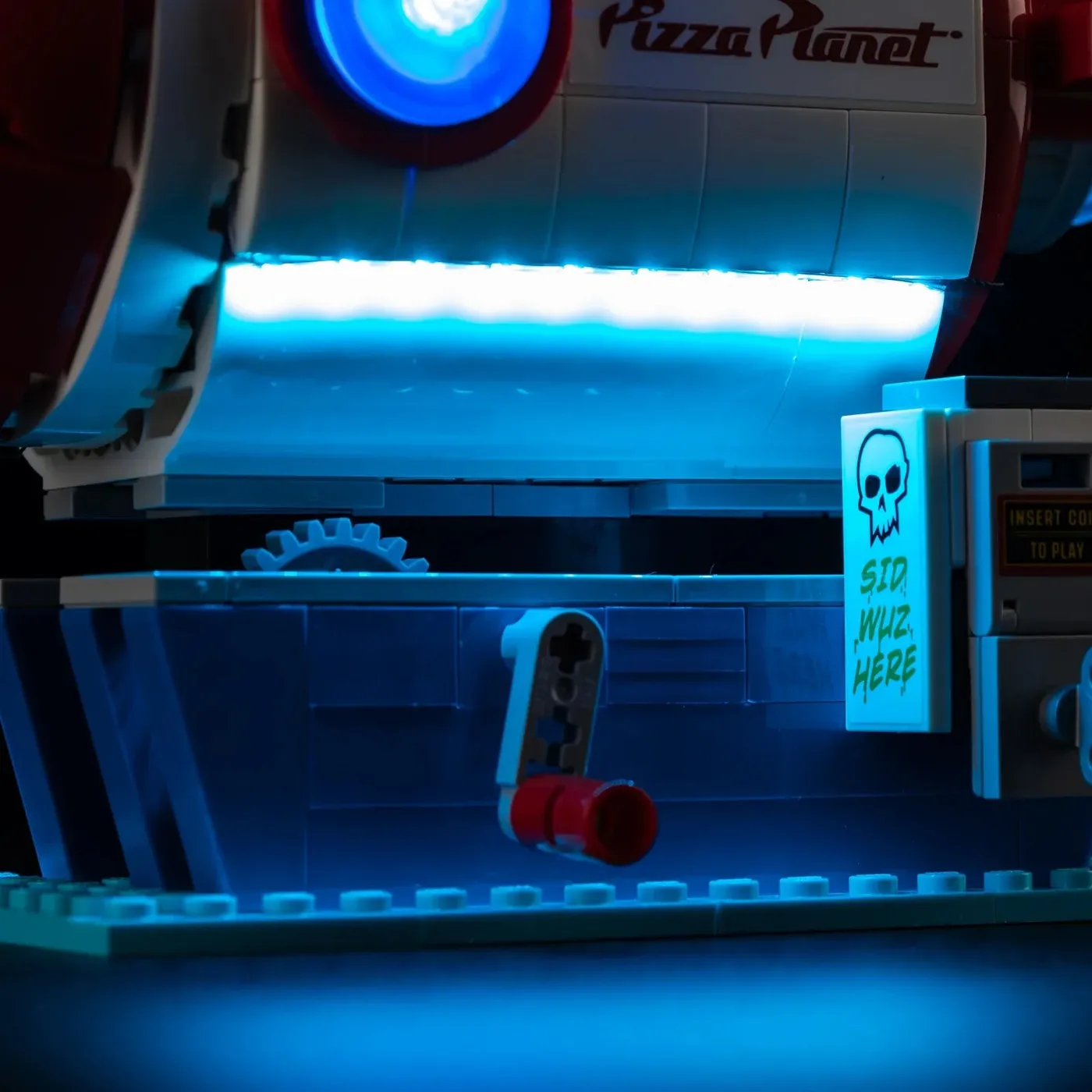 Premium-belysningskit kompatibelt med LEGO® Disney™ Alien with Pizza Planet Rocket Ride 43307 — 18