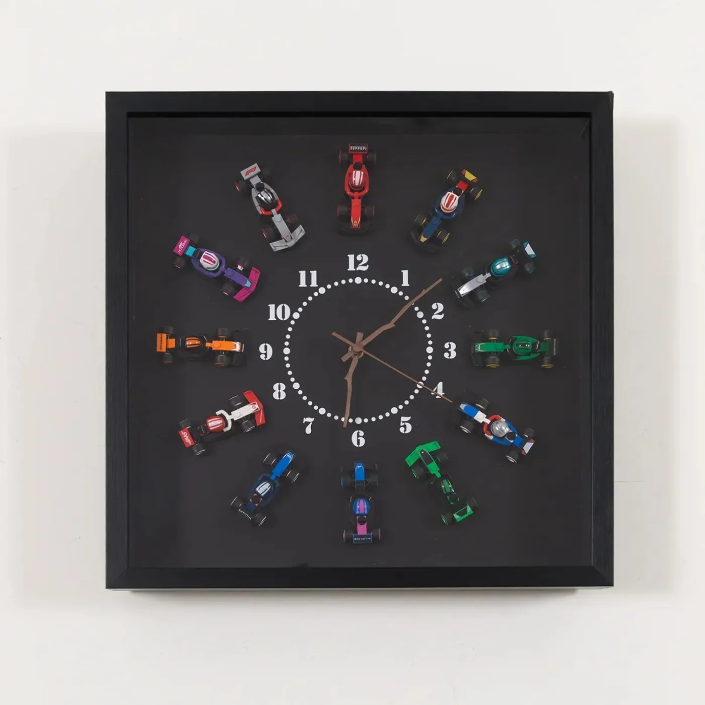 Displayram med träklocka för LEGO F1-minifigurer 71049