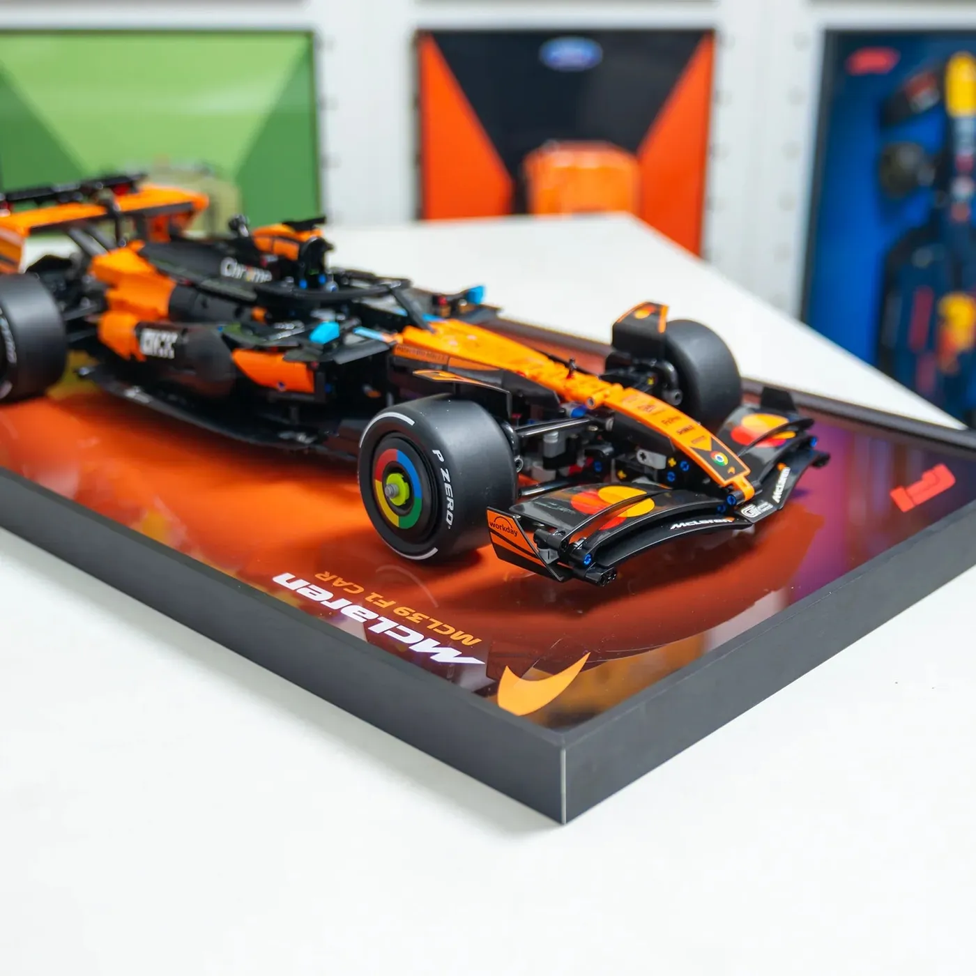 Premium sieninis eksponavimo rėmas, skirtas LEGO Technic McLaren MCL39 F1 Car (42228) — 10