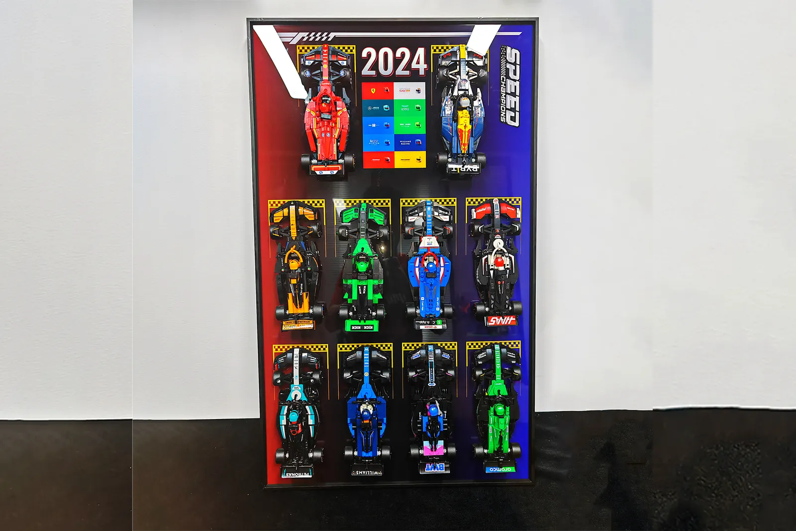 Eksponuokite savo LEGO® Speed Champions kolekciją su individualiu sieniniu eksponavimo rėmu