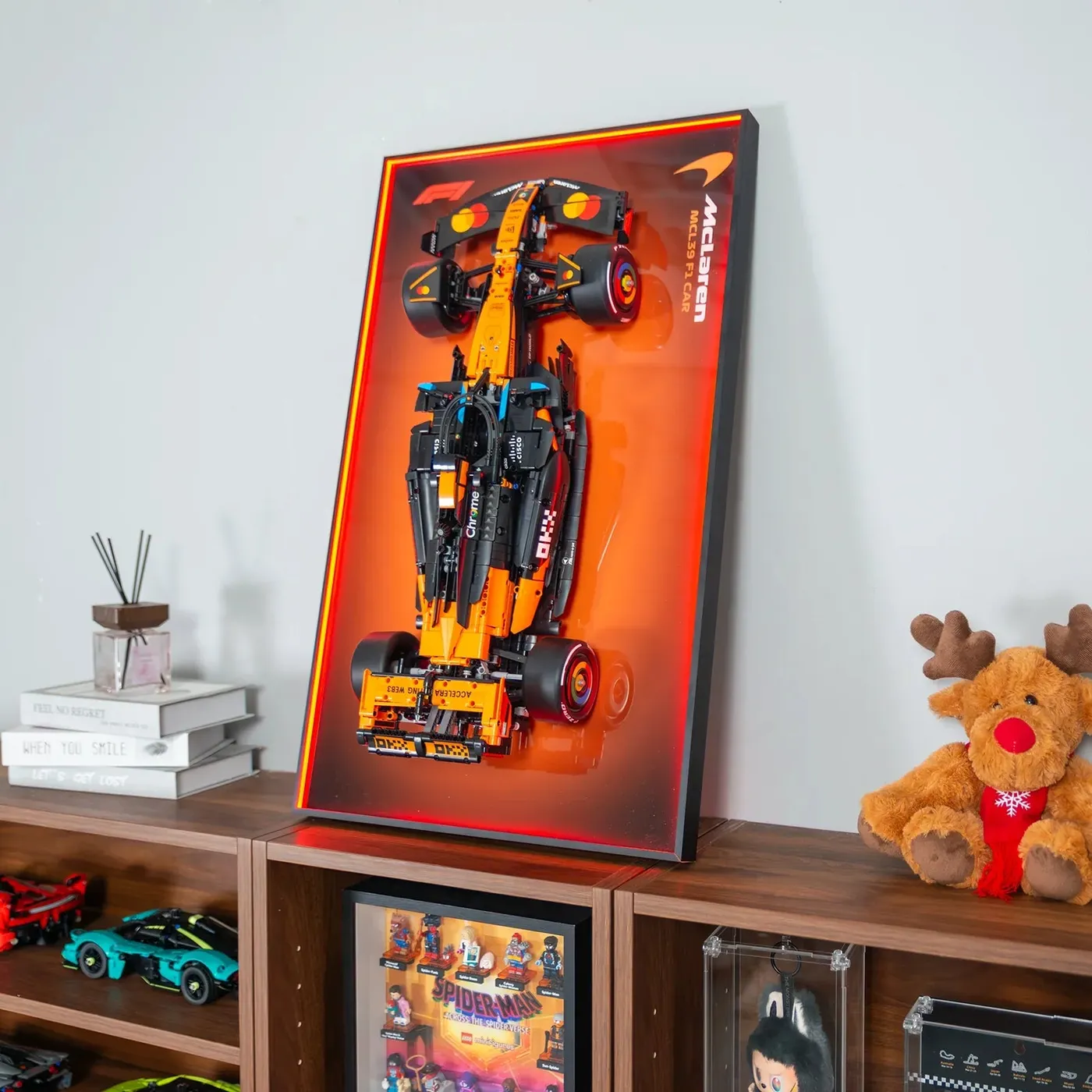 Premium sieninis eksponavimo rėmas, skirtas LEGO Technic McLaren MCL39 F1 Car (42228) — 34