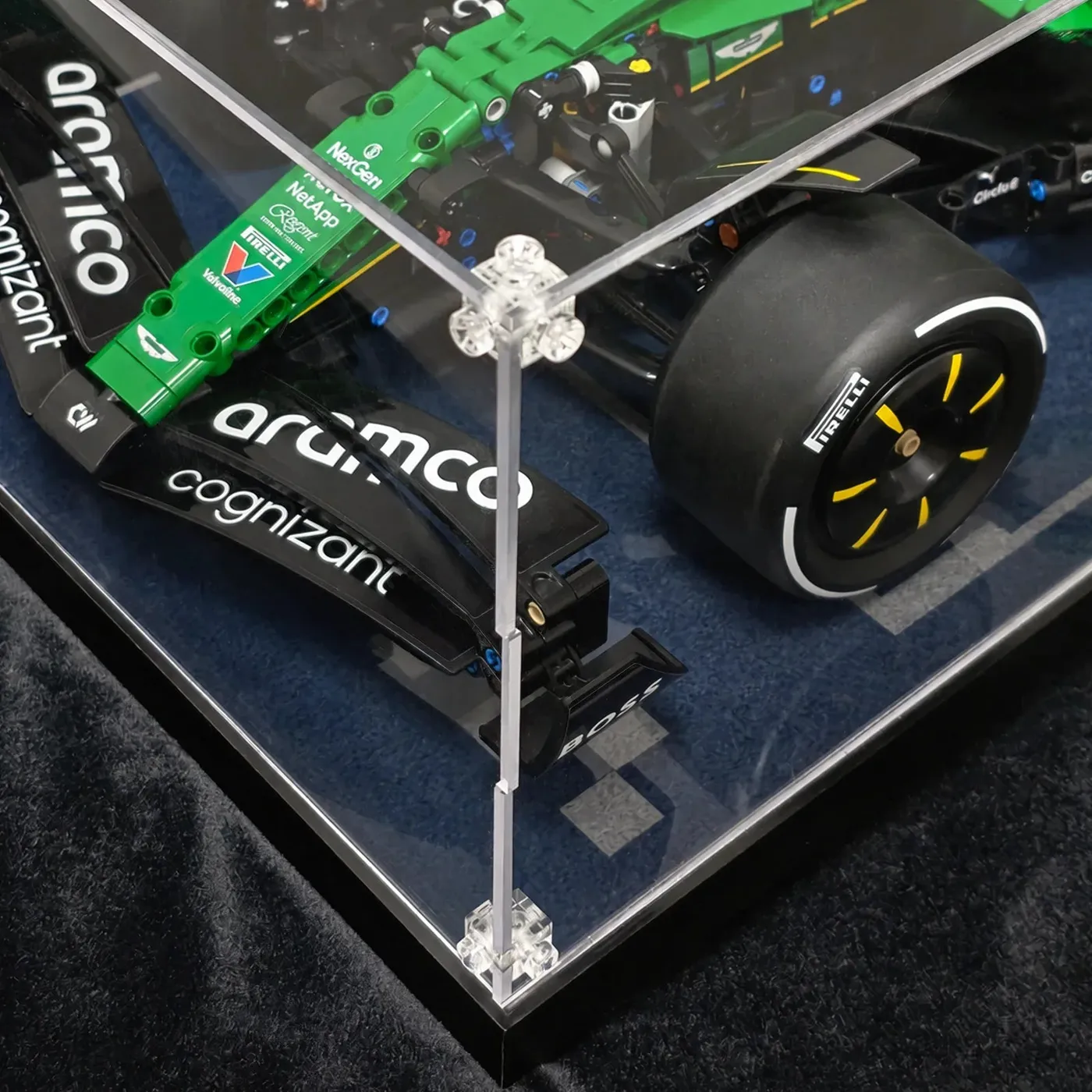 Vitrine für LEGO Technic™ Aston Martin Aramco AMR25 F1® Car 42240 — 7