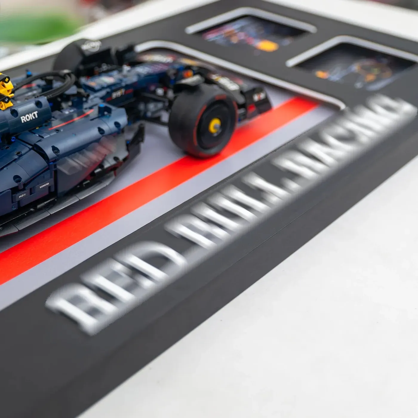 Sieninis eksponavimo rėmas LEGO Technic™ Oracle Red Bull Racing RB20 F1 Car 42206 — 5