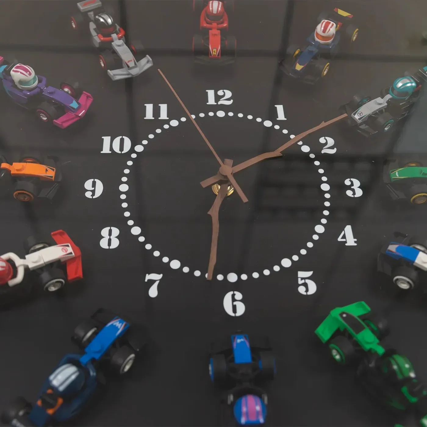 Displayram med träklocka för LEGO F1-minifigurer 71049 — 3