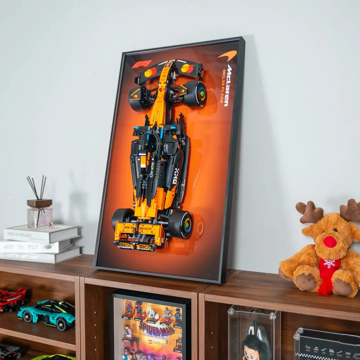 Premium sieninis eksponavimo rėmas, skirtas LEGO Technic McLaren MCL39 F1 Car (42228) — 12