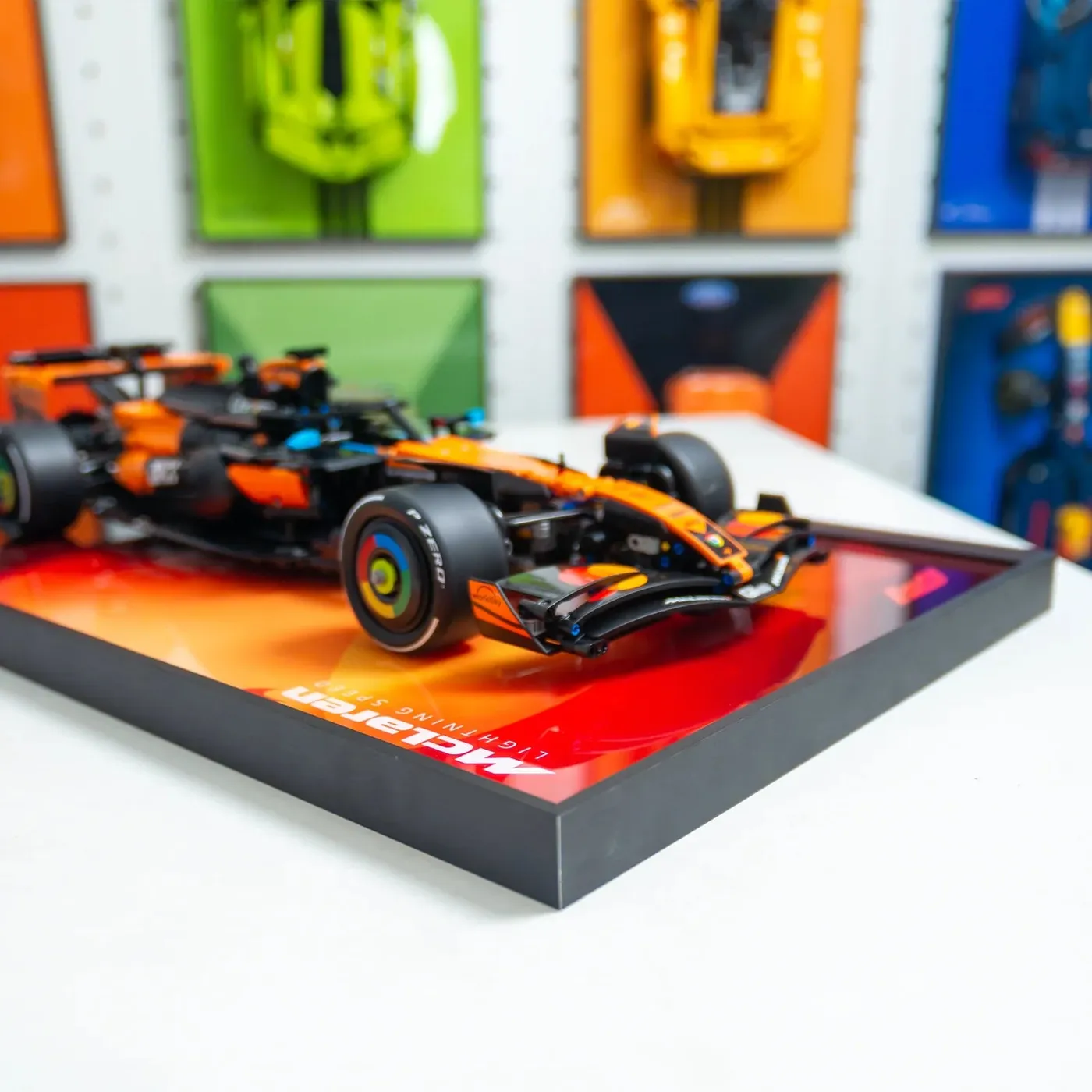 Premium sieninis eksponavimo rėmas, skirtas LEGO Technic McLaren MCL39 F1 Car (42228) — 2