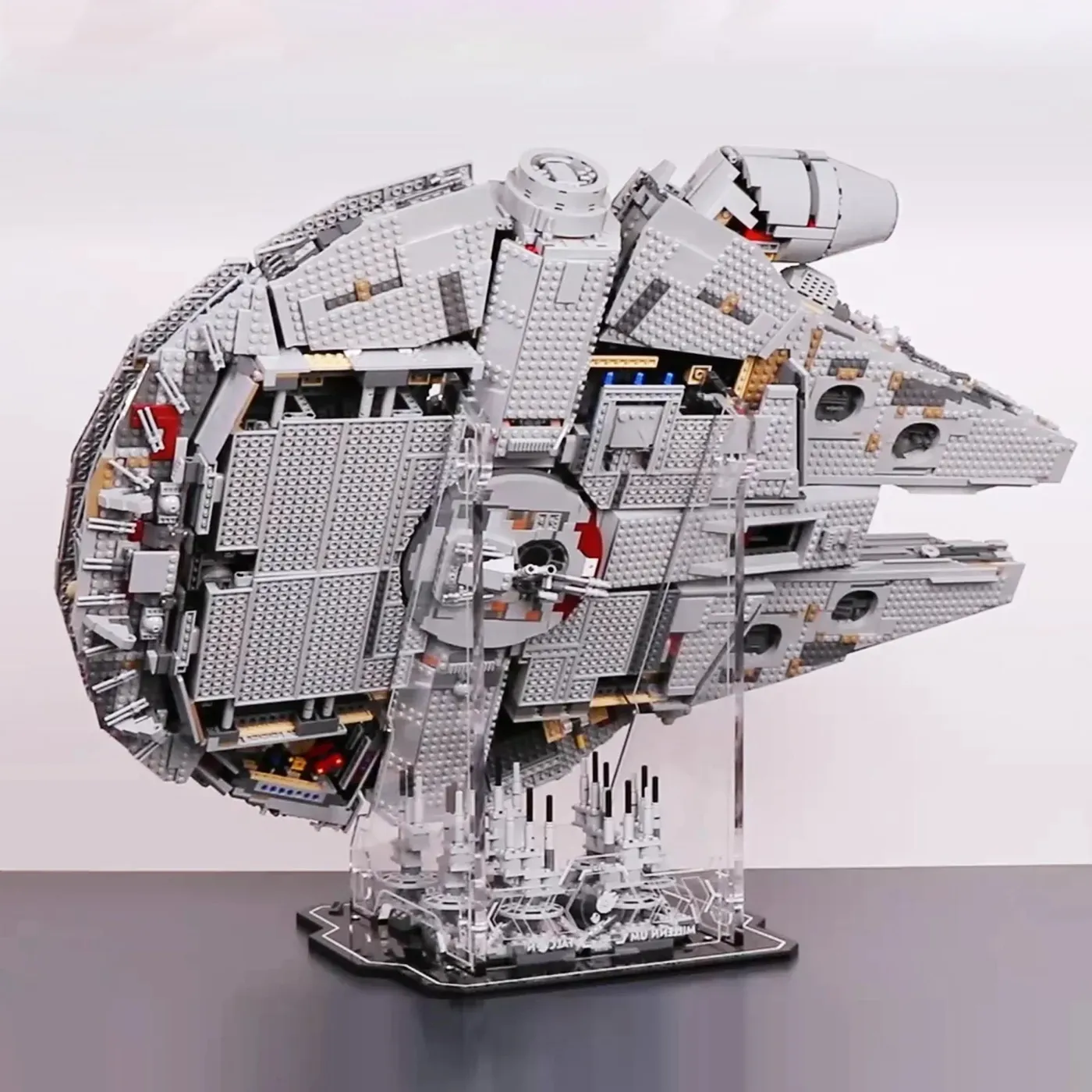Eksponavimo stovai LEGO Star Wars™ Millennium Falcon™ 75192 — 3