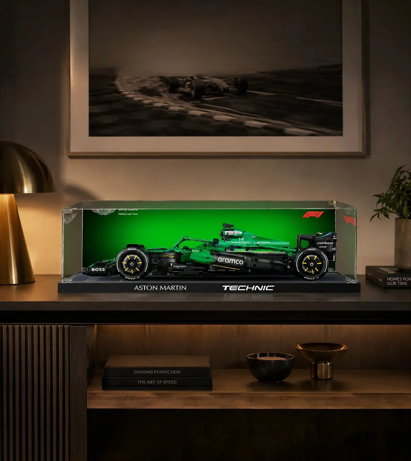 Vitrine für LEGO Technic™ Aston Martin Aramco AMR25 F1® Car 42240 — 2