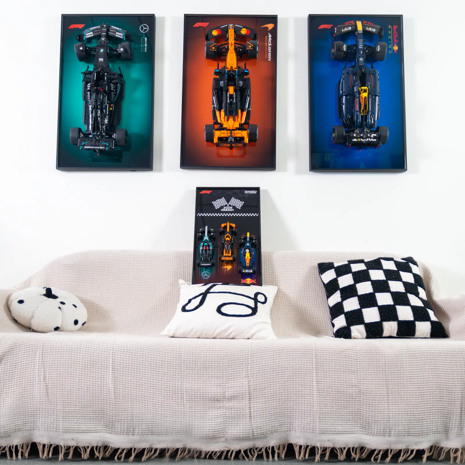 Der Podiumsplatz: Warum eine dreifache LEGO® Speed Champions F1® Wandhalterung das ultimative Sammlerstück 2025 ist