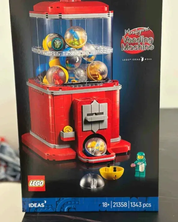 Interactive LEGO gumball machine with 16 surprise minifigures – perfect for display and play!"