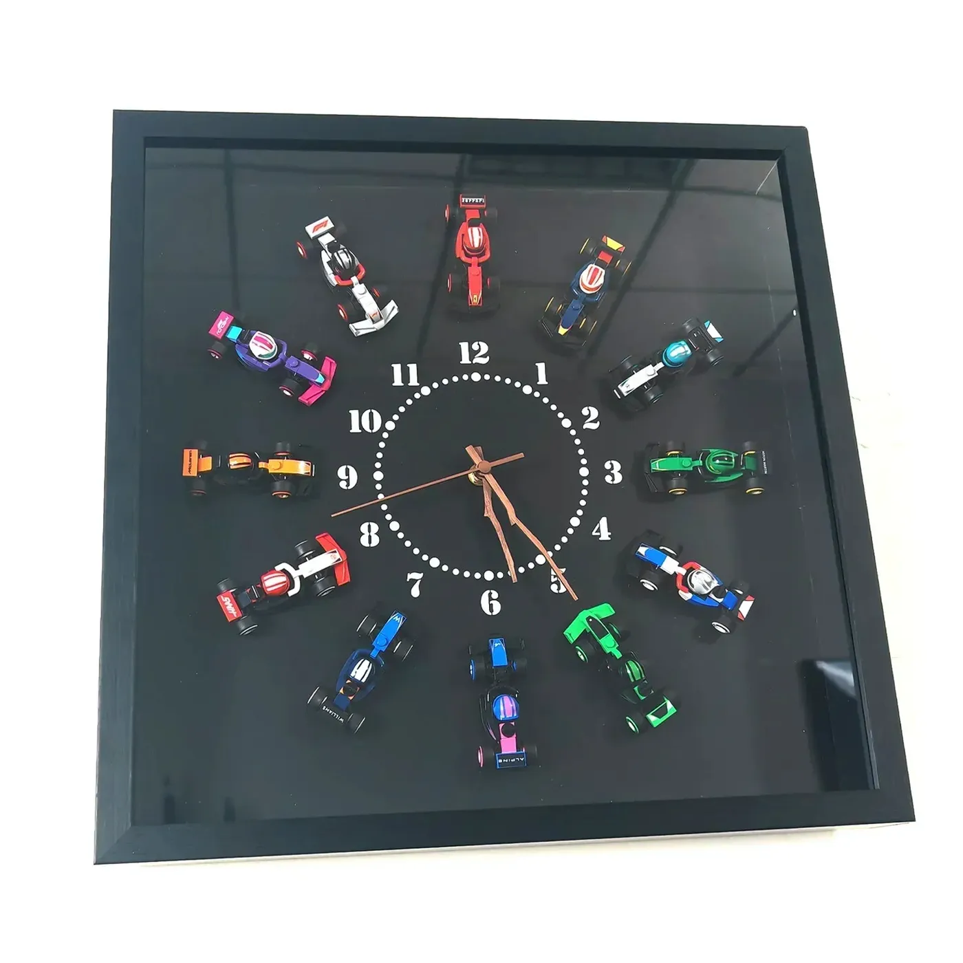 Displayram med träklocka för LEGO F1-minifigurer 71049 — 2