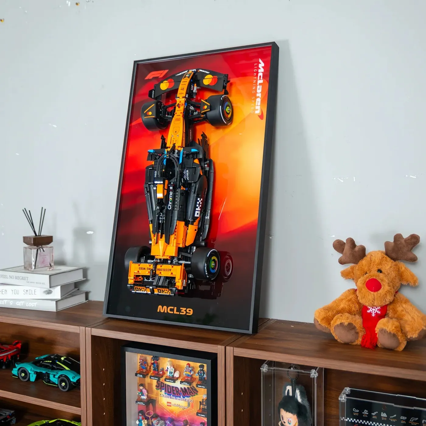 Premium sieninis eksponavimo rėmas, skirtas LEGO Technic McLaren MCL39 F1 Car (42228) — 3