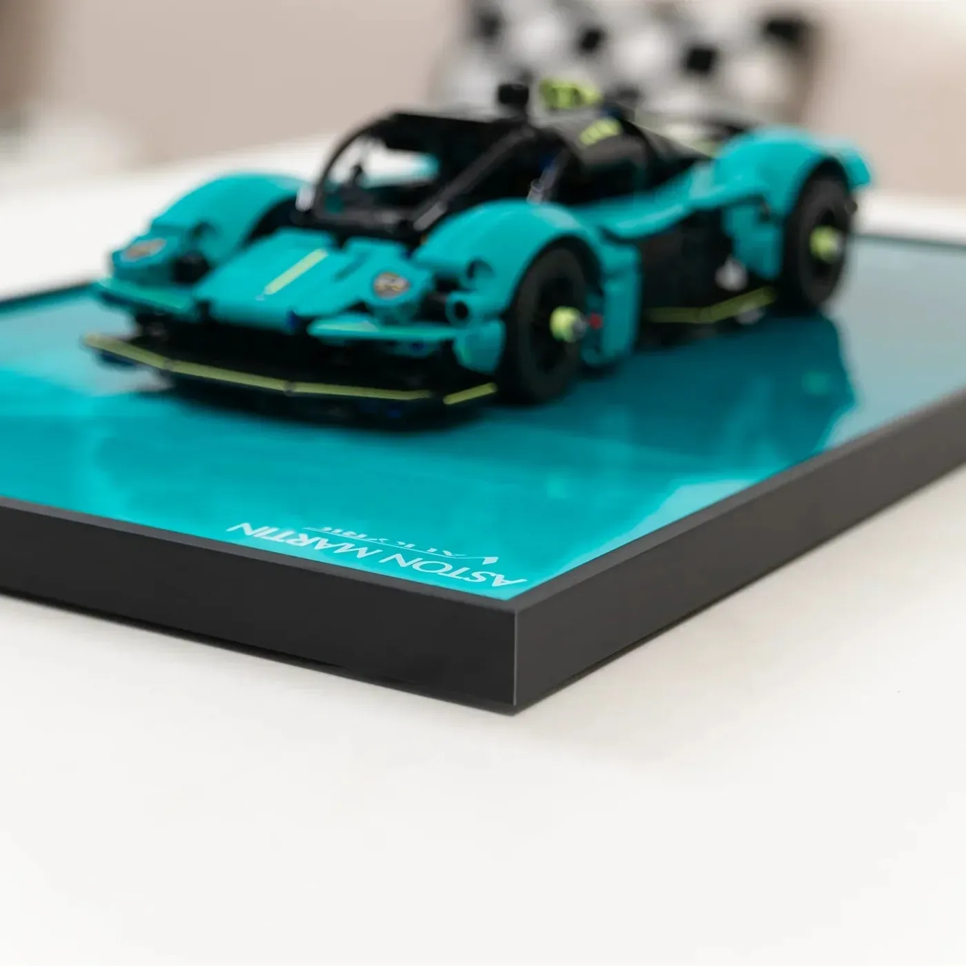 Displayram LEGO Technic Aston Martin Valkyrie 42208 — 2