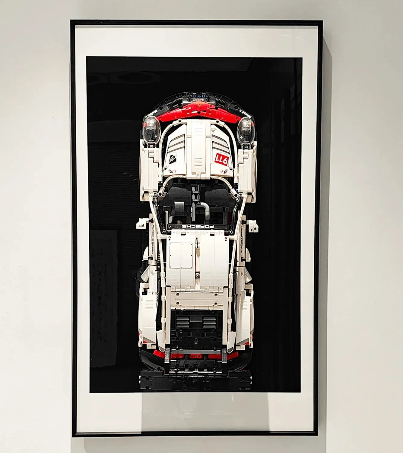 Väggfäste för exponering av LEGO 42096 Technic™ Porsche 911 RSR — 2