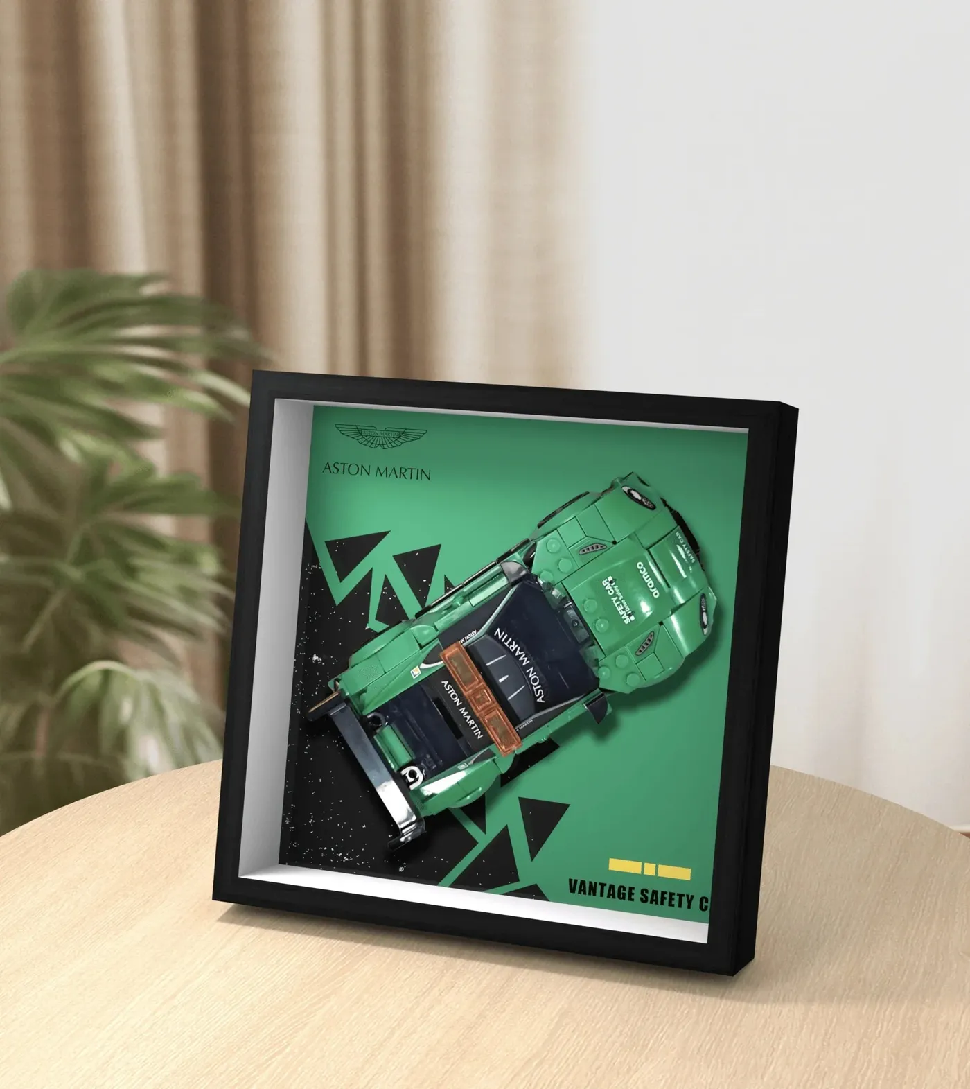 Displayram för bilmodellen LEGO Speed Champions Aston Martin 76925 — 2