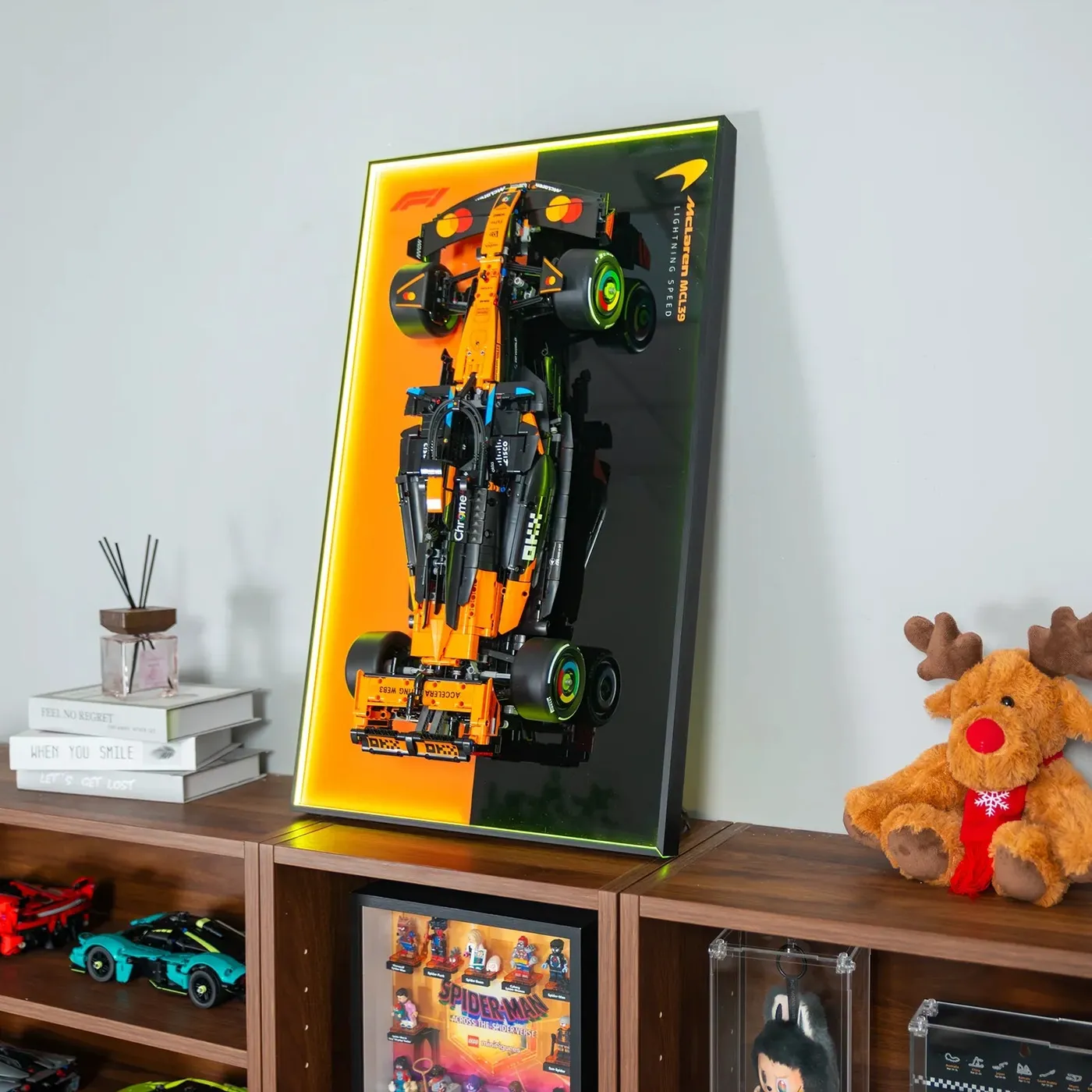 Premium sieninis eksponavimo rėmas, skirtas LEGO Technic McLaren MCL39 F1 Car (42228) — 32