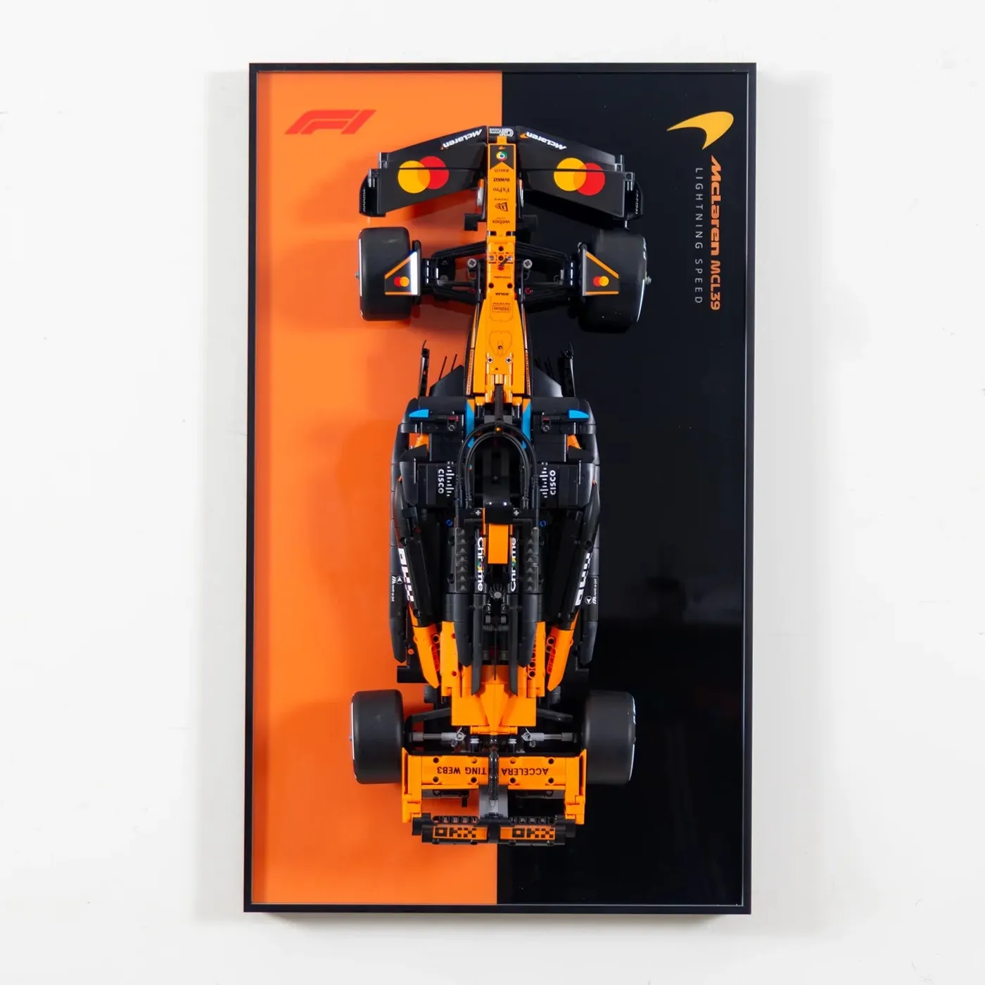 Premium sieninis eksponavimo rėmas, skirtas LEGO Technic McLaren MCL39 F1 Car (42228) — 8