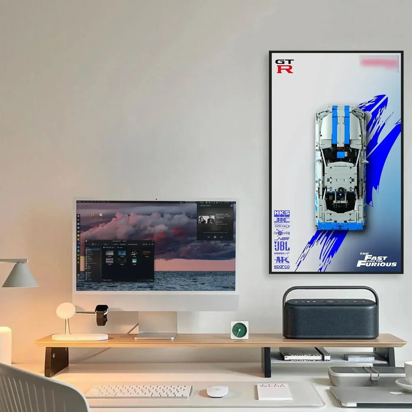 Premium väggmonterad displayram kompatibel med LEGO® Technic™ 42210 Skyline GT-R (R34) — 3