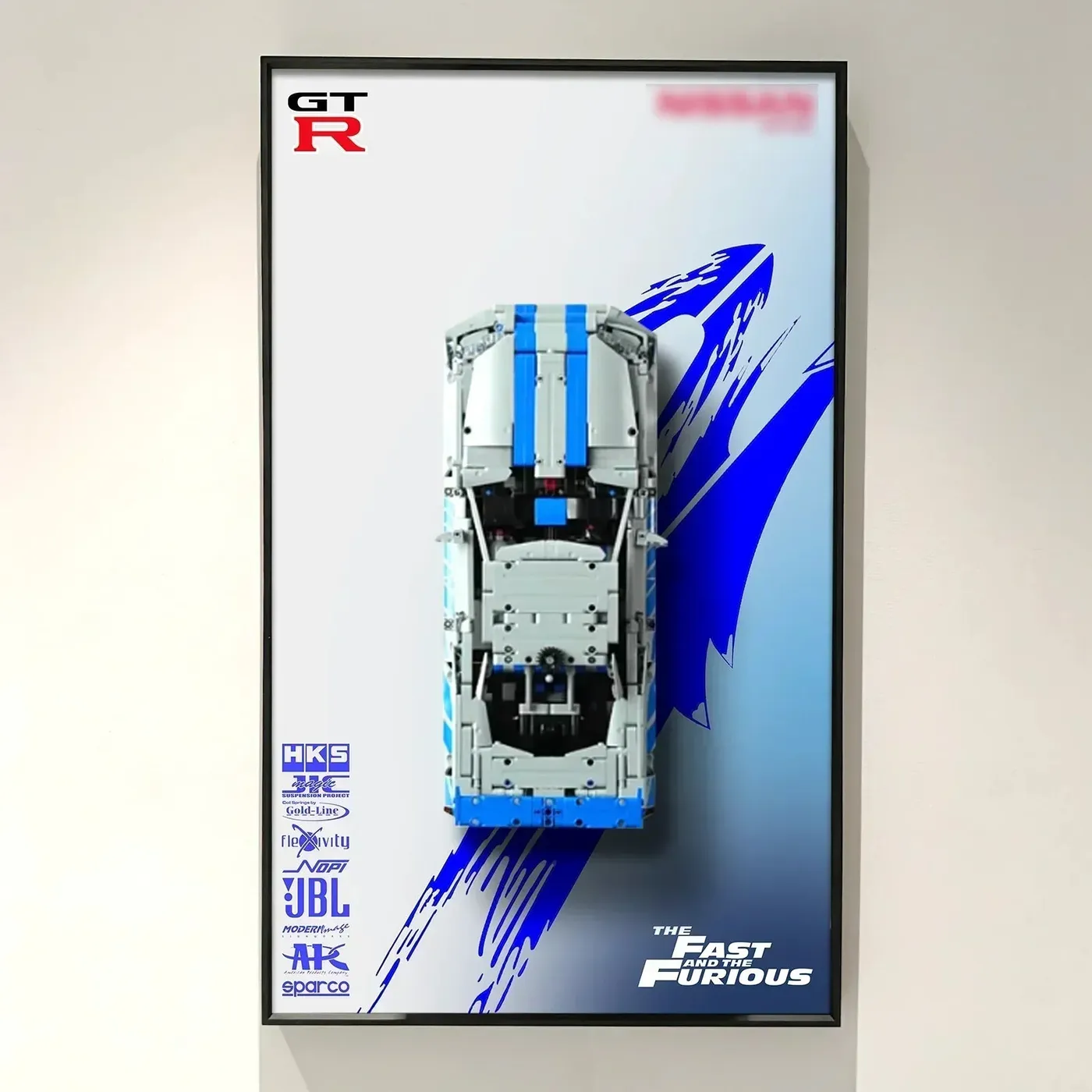 Premium väggmonterad displayram kompatibel med LEGO® Technic™ 42210 Skyline GT-R (R34)