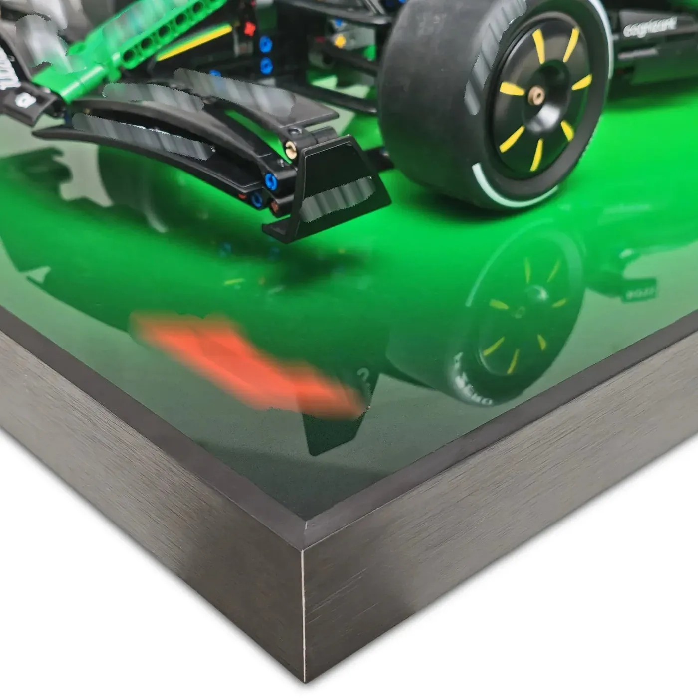 Sieninis eksponavimo rėmas LEGO Technic™ Aston Martin Aramco AMR25 F1® Car 42240 — 16