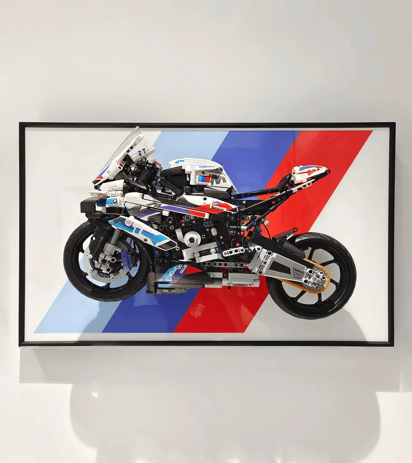 Display-Wandhalterung für das LEGO 42130 Technic™ BMW M 1000 RR Motorrad — 3