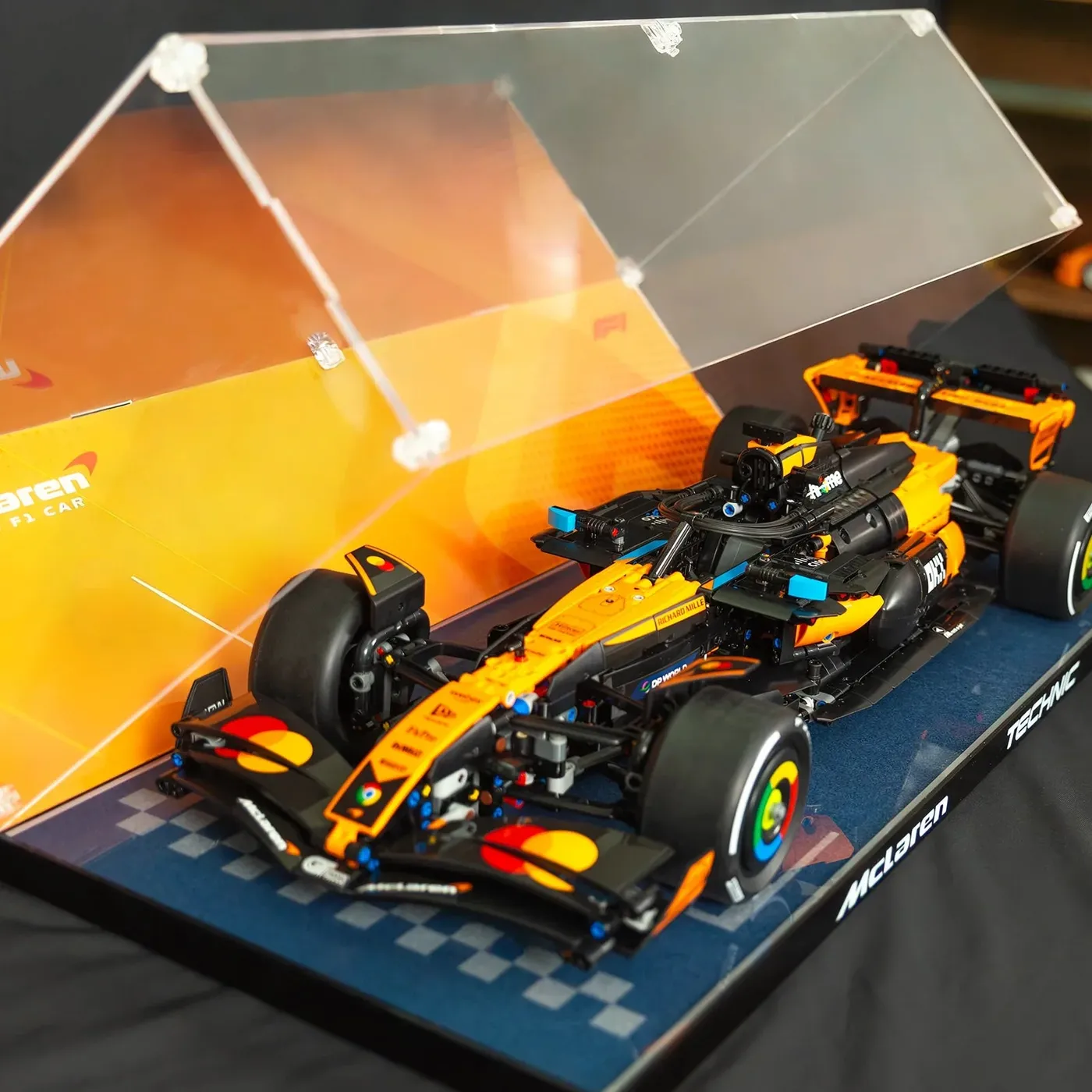 Premium eksponavimo dėžė, suderinama su LEGO® Technic™ McLaren MCL39 F1® Race Car 42228 — 2