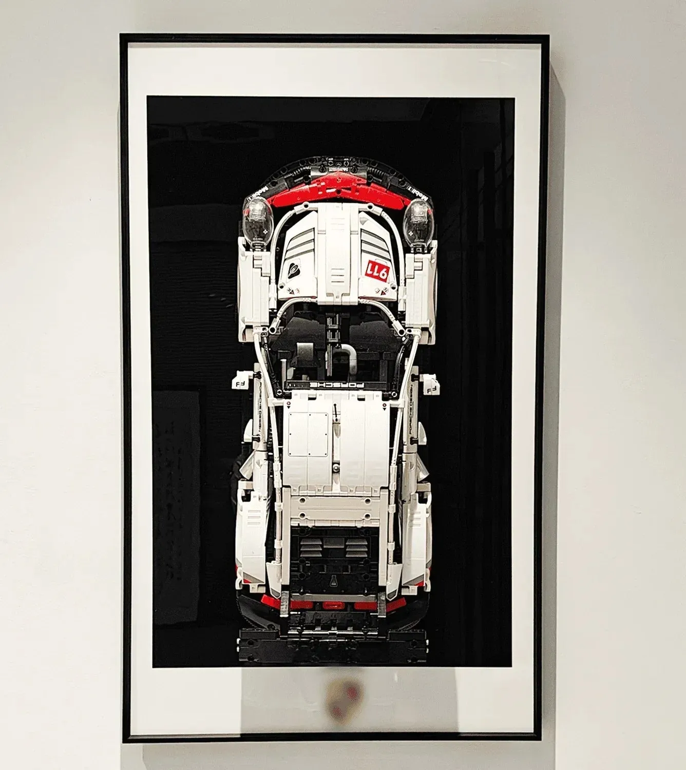 Väggfäste för exponering av LEGO 42096 Technic™ Porsche 911 RSR