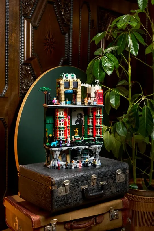 LEGO 76476 Ministry of Magic interior rooms and details