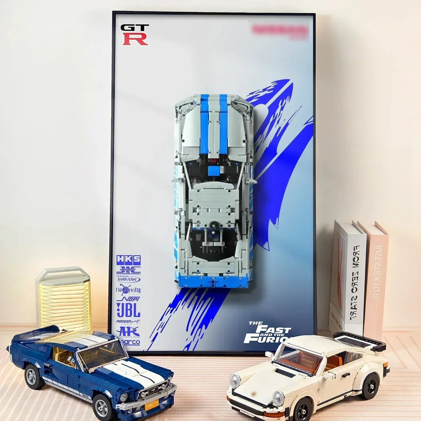 Premium väggmonterad displayram kompatibel med LEGO® Technic™ 42210 Skyline GT-R (R34) — 2