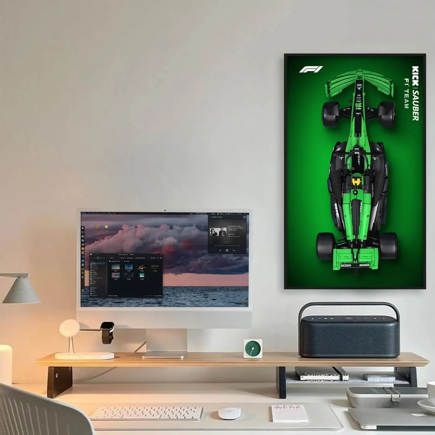 Wand-Displayrahmen für CADA KlCK Sauber F1 Team C44 2024 C64010W — 4