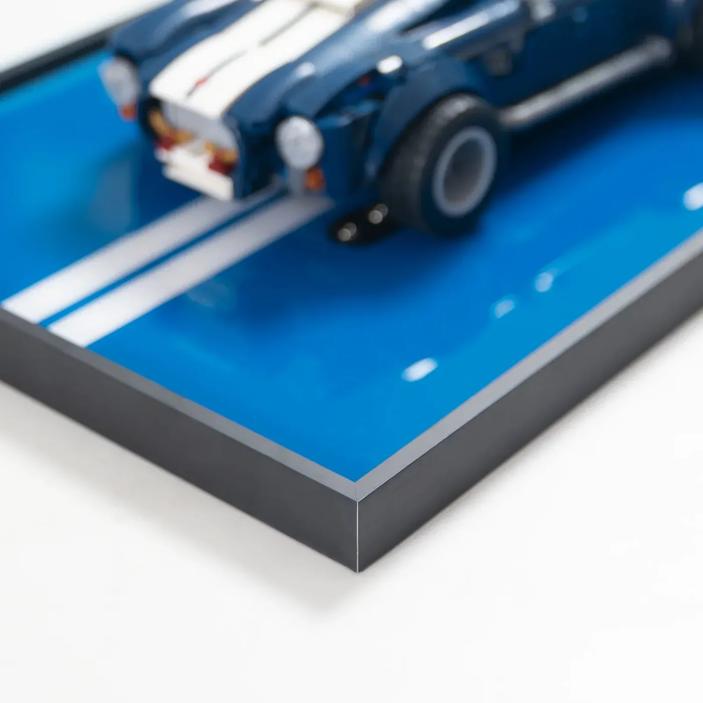 Sieninis eksponavimo rėmas, suderinamas su LEGO® Icons Shelby Cobra 427 S/C 10357 — 6