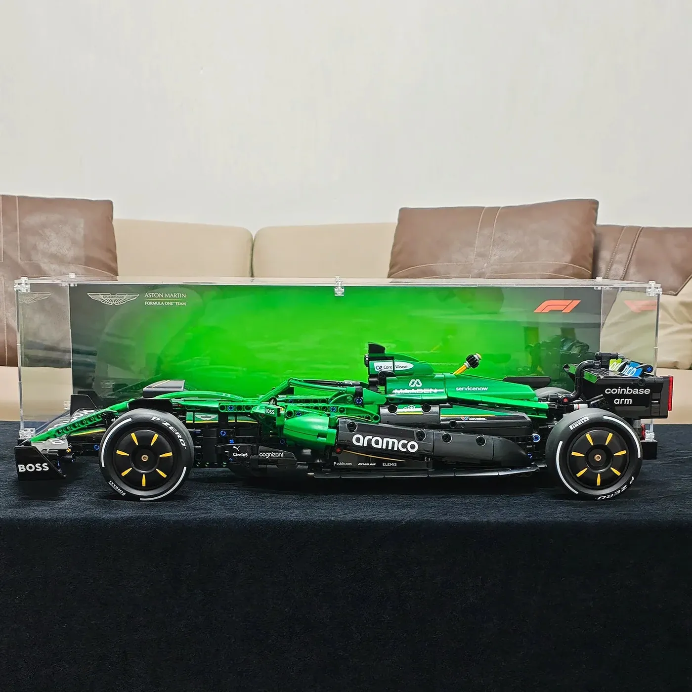 Vitrine für LEGO Technic™ Aston Martin Aramco AMR25 F1® Car 42240 — 9