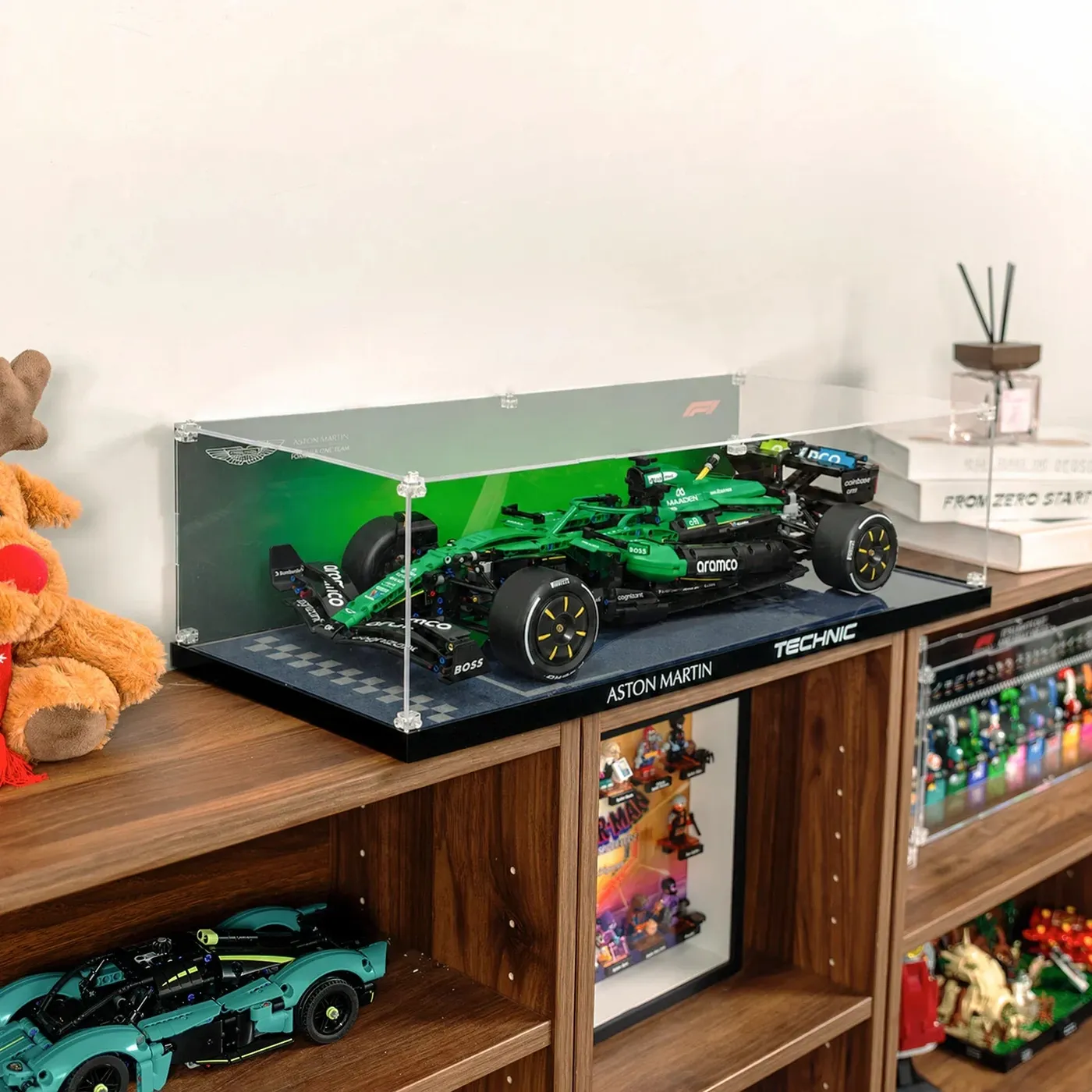Vitrine für LEGO Technic™ Aston Martin Aramco AMR25 F1® Car 42240 — 8