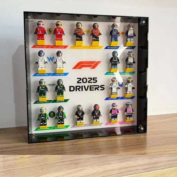 Rėmelis MOC Speed Champion 2025 pilotų figūrėlėms